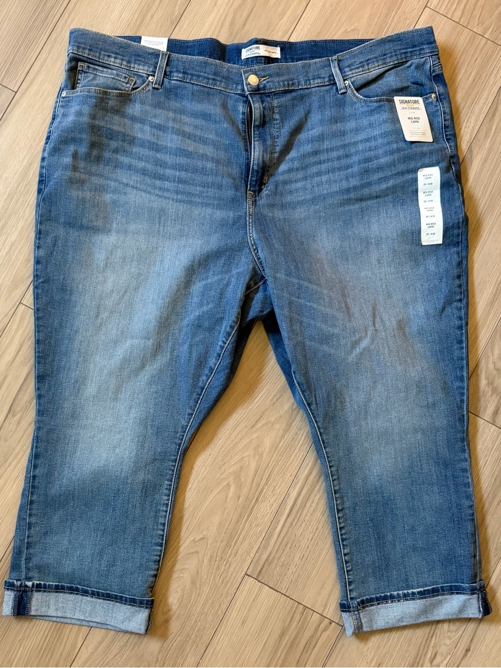 Signature Levi Strauss women’s modern mid rise Capri paint Sz 26/W38